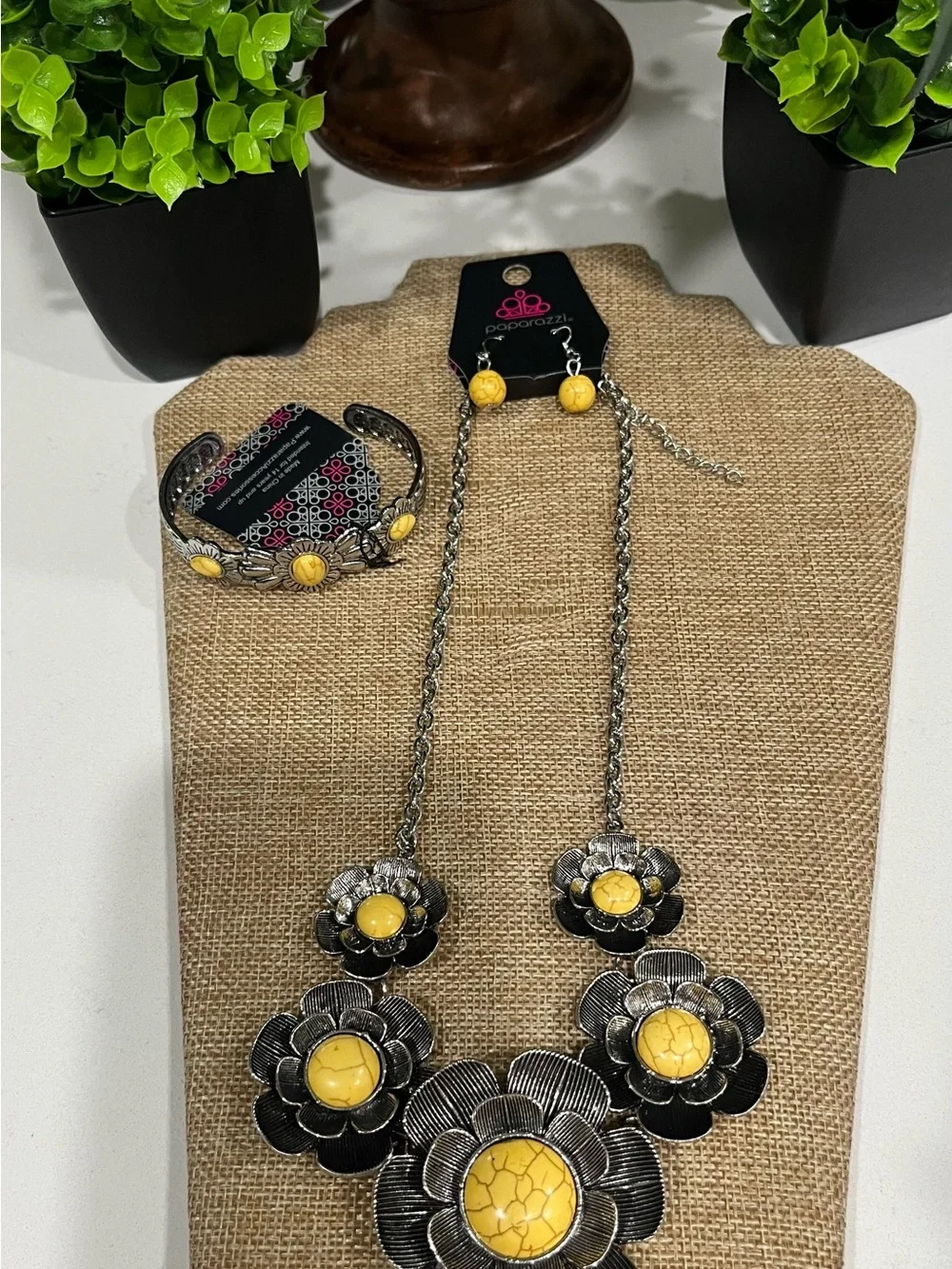 paparazzi Antiqued Silver-Tone Floral Necklace with Yellow Centers